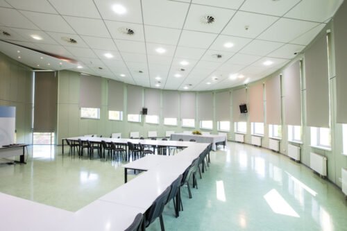 okna konieczny - rolety materiałowe - realizacja w sali konferencyjnej