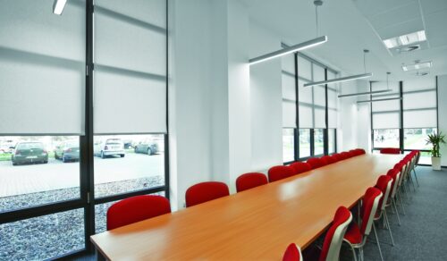 okna konieczny - rolety materiałowe - realizacja w sali szkoleniowej lub konferencyjnej